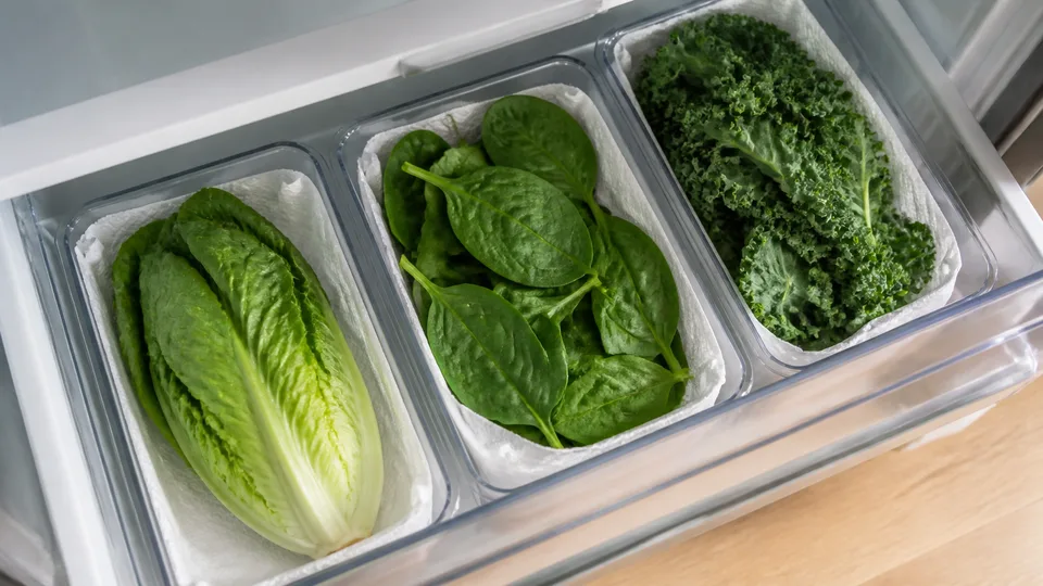 Romansallad, spenat och grönkål i separata pappersklädda grönsaksbehållare